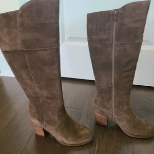 Crown Vintage size 7 mid taupe suede boots